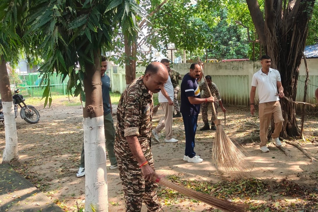 CRPFBIHARSECTOR's tweet photo. _*Cleanliness Drive conducted by Bihar Sector, CRPF on Dated 25/09/26: Bihar Sector, CRPF conducted a cleanliness drive to promote cleanliness, hygiene and environmental responsibility, reinforcing the commitment towards a cleaner and healthier society. #CRPF #Bihar sector https://t.co/IOxrlOq6if