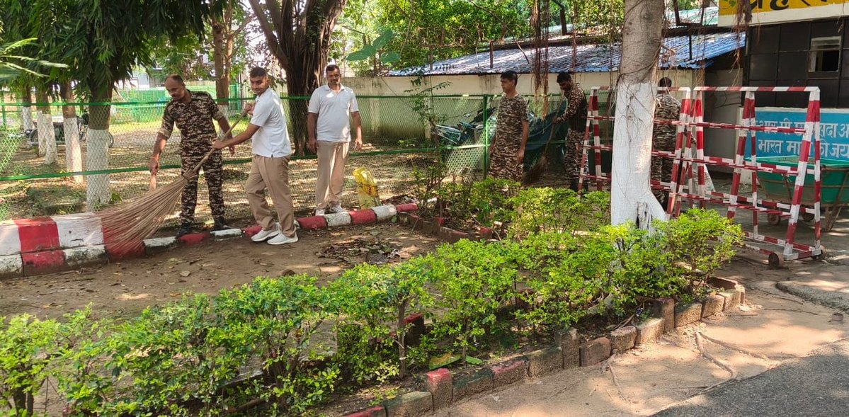 CRPFBIHARSECTOR's tweet photo. _*Cleanliness Drive conducted by Bihar Sector, CRPF on Dated 25/09/26: Bihar Sector, CRPF conducted a cleanliness drive to promote cleanliness, hygiene and environmental responsibility, reinforcing the commitment towards a cleaner and healthier society. #CRPF #Bihar sector https://t.co/IOxrlOq6if