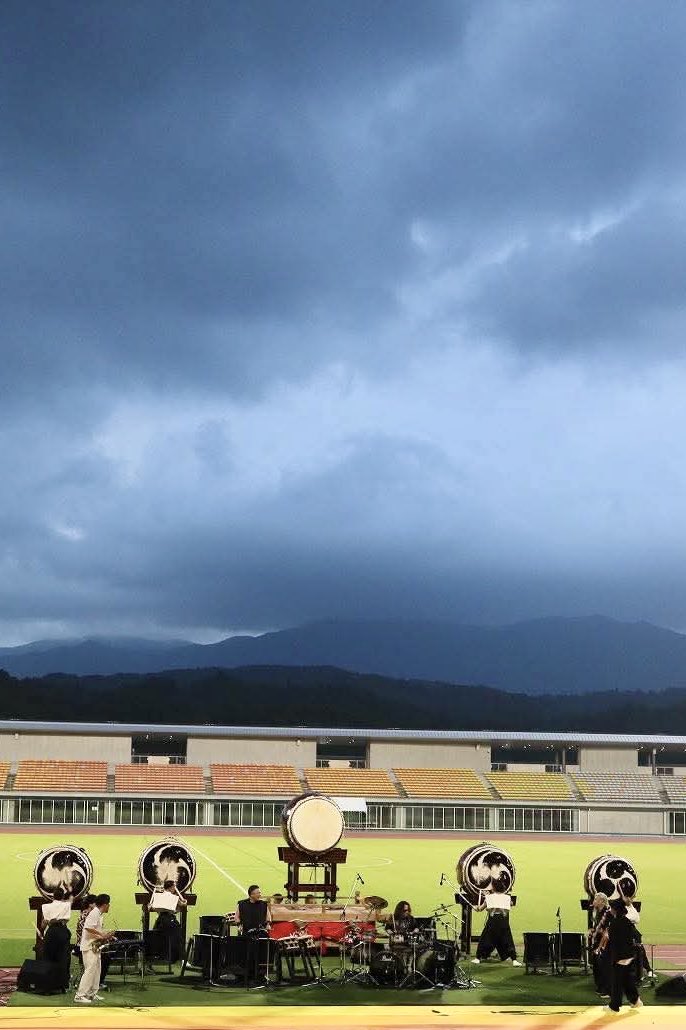 JABBERLOOP_'s tweet photo. 2027日本のひなた宮崎国スポ・障スポ 1年前イベント with 山之口どんどんまつり@ 宮崎県都城市KUROKIRI STADIUM、どうもありがとうございました‼️

岩切響一さん率いる橘太鼓響座とToshi  Nagaiさんのソロに続き、JABBERLOOPが加わってセッションかの『TAKACHIHO -Dance of the Gods』そして『シロクマ』をスペシャルバンドで演奏しました✨✨

そして、ラストは熱いアンコールの声援を受けて、予定にはなかった『ソレソレ』で急きょセッションが実現✌️

素晴らしい舞台で最高のステージになりました✨

More Photo
https://t.co/YbkZaU9kF6

Photo by あべまつ秀仁

#JABBERLOOP
#ToshiNagai
#岩切響一
#宮崎国スポ
#宮崎