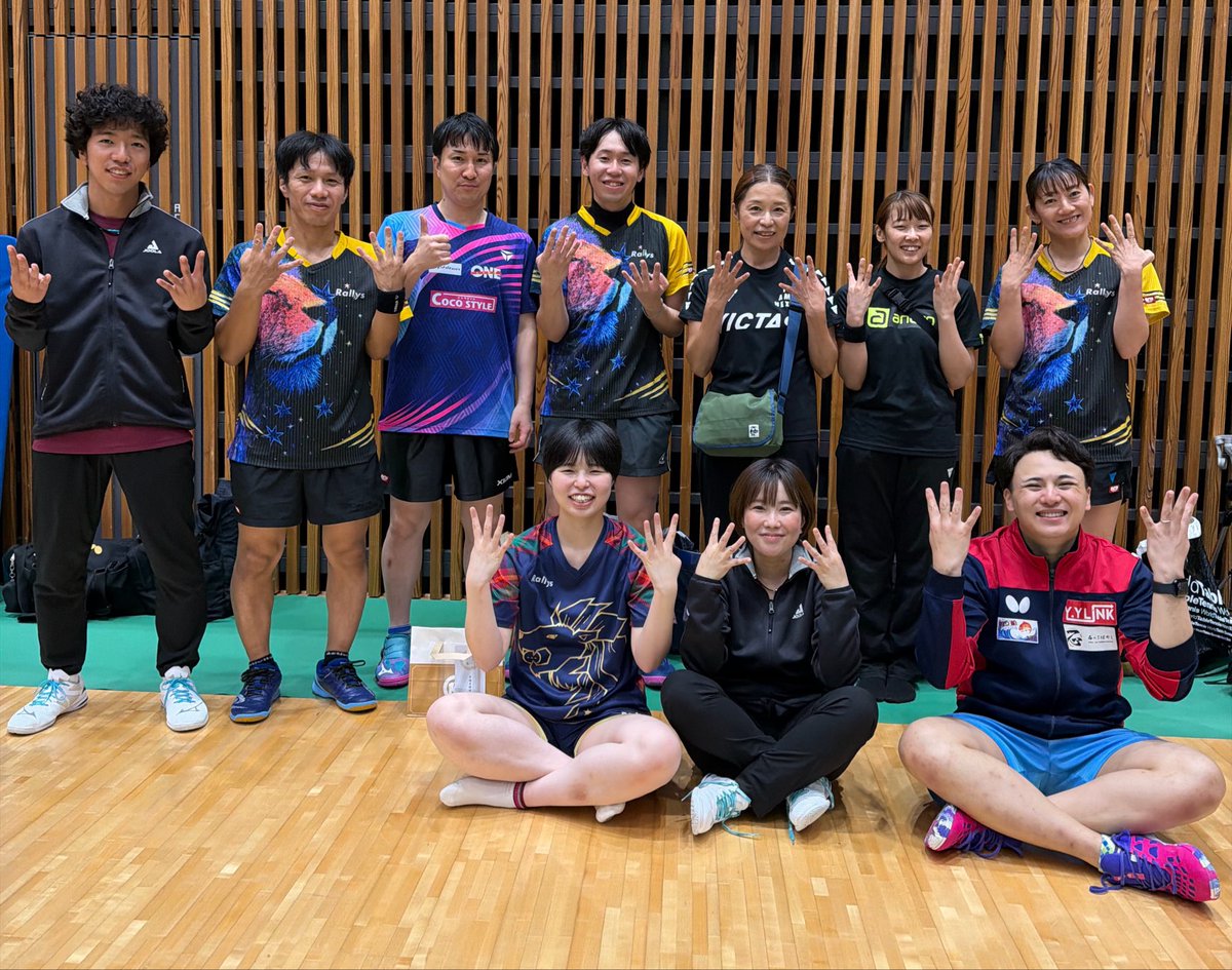 kadogentakuzin's tweet photo. 中国ラージ

男子D  1位T ベスト8
混合D  2位Tベスト4

男子S  1位T ベスト8

シングルスは第4シードを倒してベスト8入り
ベスト4入りのチャンスを逃し悔しい2日間でした…
一方、初の1位T進出で成長も感じれたので12月の全日本に向けてまた精進して参ります。
ご声援頂きありがとうございました🙇‍♂️ https://t.co/RV9kbPQbVl
