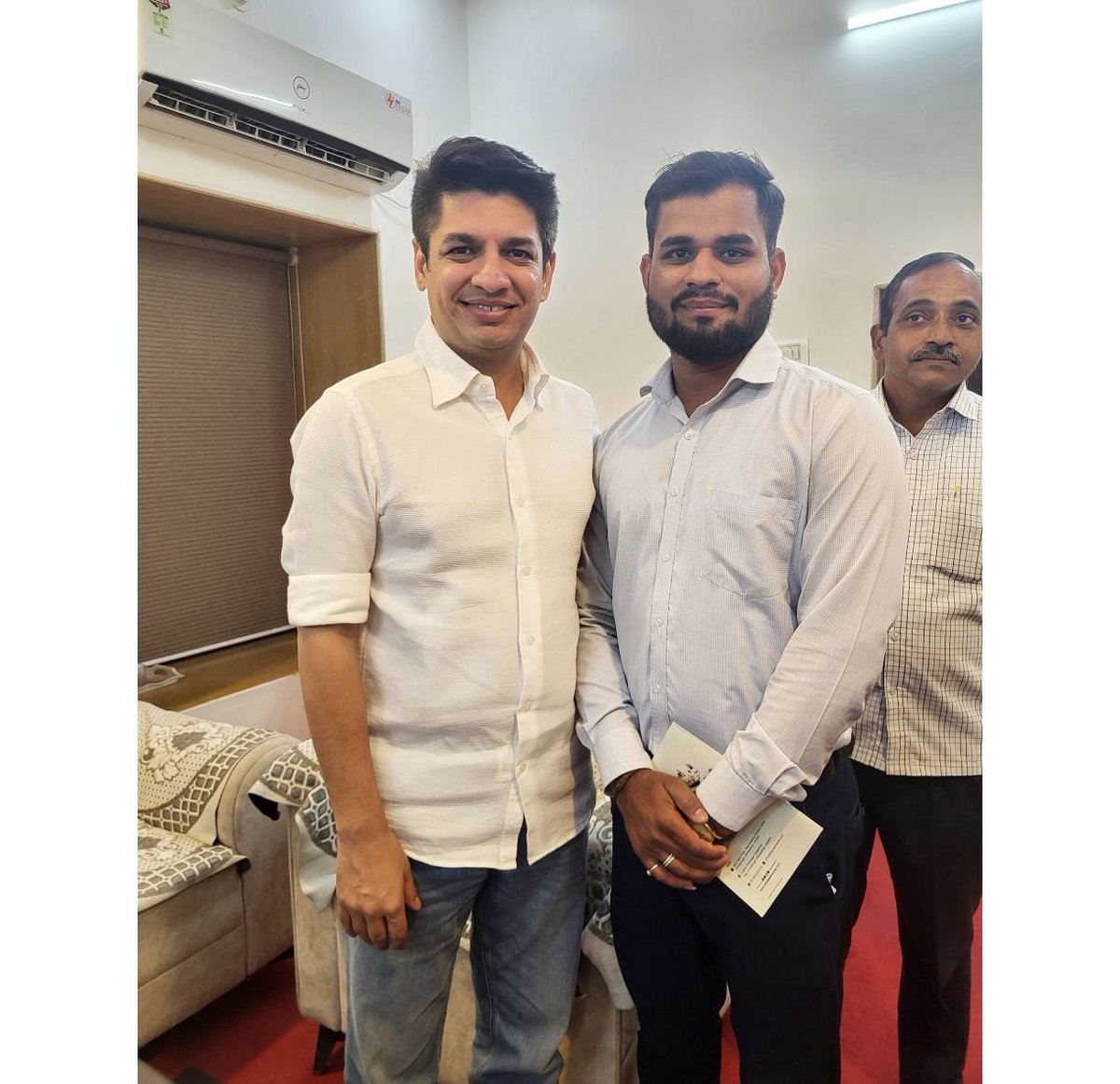 Ganesh__4141's tweet photo. नाशिक विभाग पदवीधर मतदारसंघाचे आमदार श्री.सत्यजित दादा तांबे जी आपणास वाढदिवसाच्या मन: पूर्वक शुभेच्छा!

@satyajeettambe 
@_SatyajeetFC 
@JPM_World
#Jalgaon #Bhadgaon https://t.co/igr5e5MnGR