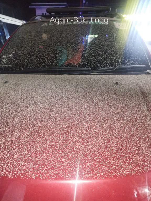 komisarisnetzen's tweet photo. MENGAPA KABAR ERUPSI GUNUNG INI TIDAK RAME YA😭

Gunung Marapi, Sumatera Barat tadi malam meletus menyemburkan abu sampai 1000 METER dari atas puncak.

Bukit Tinggi dihujani abu vulkanik.

Stay safe semuaa🙏🏻 https://t.co/eVfVqH9J8Y