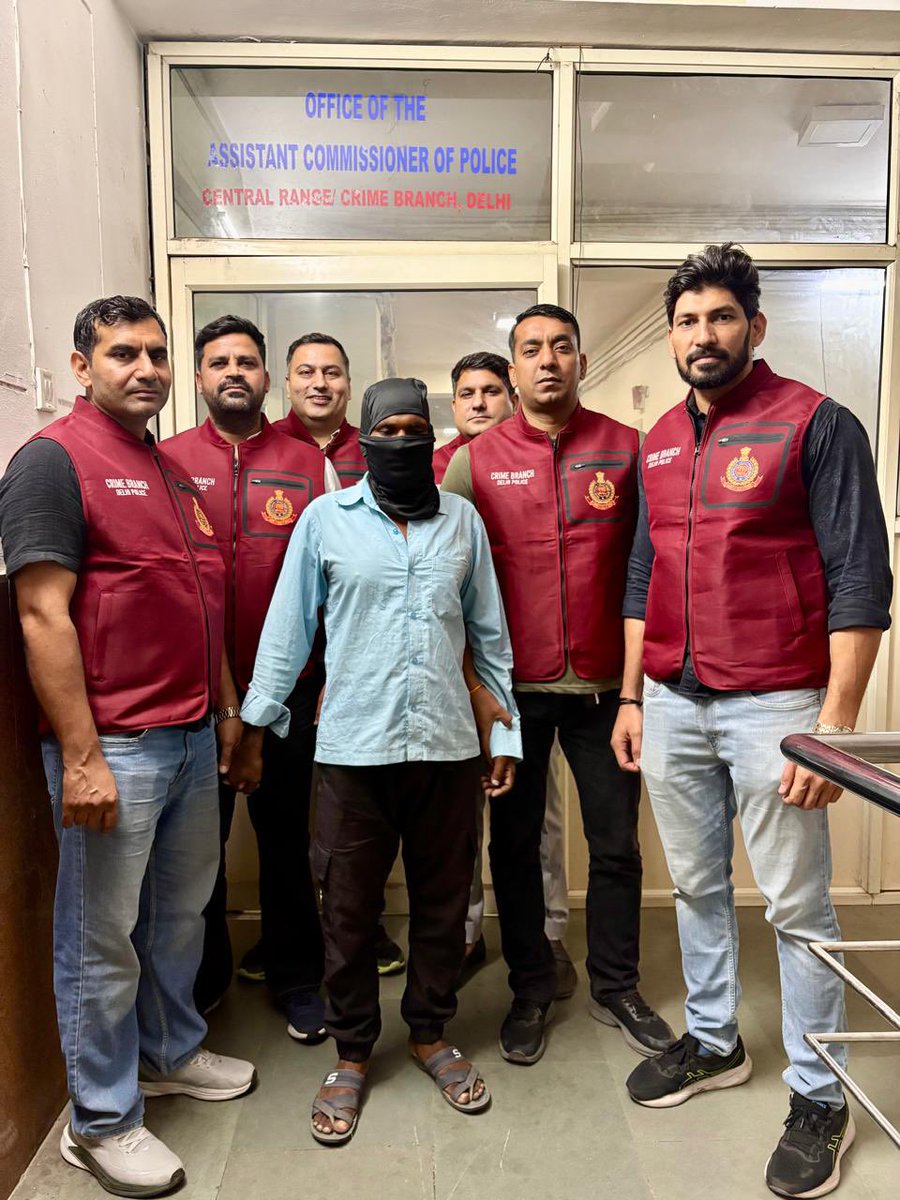 CrimeBranchDP's tweet photo. 🚨🔥 24-YEAR MANHUNT ENDS — WANTED ACCUSED IN A MURDER CASE OF YEAR 2002 ARRESTED! 🚔

👮‍♂️CR, Crime Branch, Delhi cracks a 24-year-old murder case of PS Okhla Industrial Area, Delhi, arresting the accused wanted since 2002.
⚡ Relentless Pursuit: Around 30 raids, multiple visits to Bihar, sustained field efforts & meticulous analysis of old records finally developed the crucial lead.
🎯 Breakthrough: Accused traced to a readymade garment factory at IMT Manesar, Gurugram, HR.

💪 Successful operation led by Insp. Vinay Kumar, under ACP Satender Mohan and under the supervision of DCP Sh. Harsh Indora. 

🚨🔥 24 साल की तलाश खत्म — 2002 के हत्या मामले में वांछित आरोपी गिरफ्तार! 🚔
👮‍♂️ CR, क्राइम ब्रांच, दिल्ली ने थाना ओखला इंडस्ट्रियल एरिया, दिल्ली के वर्ष 2002 के हत्या मामले में 24 वर्षों से वांछित आरोपी को गिरफ्तार किया।
⚡ लगातार प्रयास: करीब 30 दबिश, बिहार में कई बार दौरे, निरंतर फील्ड वर्क और पुराने रिकॉर्ड्स के गहन विश्लेषण से महत्वपूर्ण सुराग विकसित हुआ।
🎯 बड़ी सफलता: आरोपी को IMT मानेसर, गुरुग्राम, हरियाणा स्थित एक रेडीमेड गारमेंट फैक्ट्री से ट्रेस कर गिरफ्तार किया गया।

💪 सफल ऑपरेशन का नेतृत्व इंस्पेक्टर विनय कुमार ने किया, एसीपी सतेंद्र मोहन के मार्गदर्शन में एवं डीसीपी श्री हर्ष इंदौरा की निगरानी में।

https://t.co/whirgxaAIX

#DelhiPolice
#CrimeBranch

@LtGovDelhi
@DelhiPolice
@CPDelhi