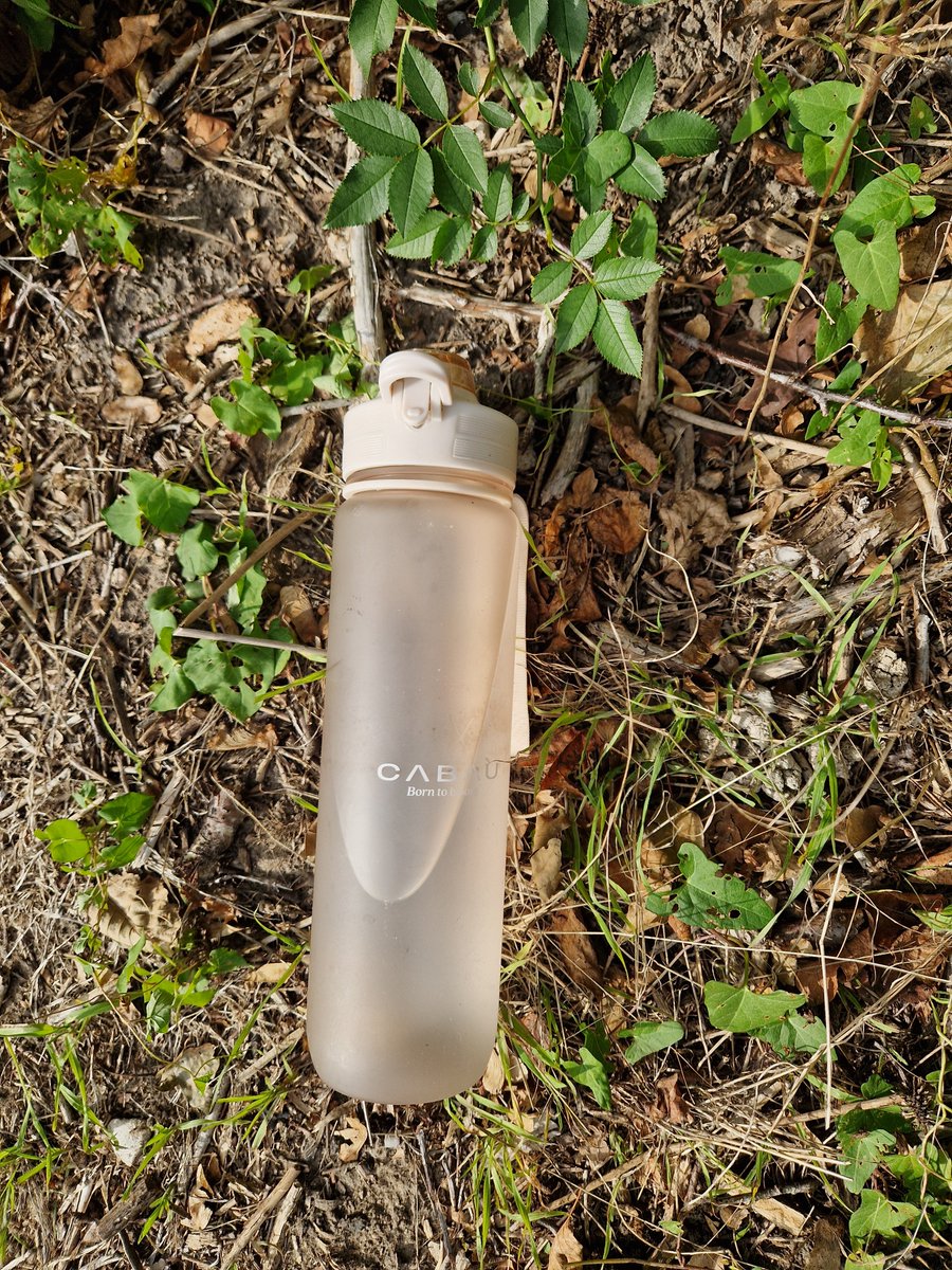 EBS023's tweet photo. Gisteren opweg naar een verjaardag toch wat opmerkelijke dingen tegengekomen. Broodtrommel, drinkfles in de struiken een ballon in de sloot en bierflesjes op het fietspad. Gelukkig had ik het stokkie mee...
#Supportervanschoon #TrashWalking #zwerfie #Poortugaal #Albrandswaard https://t.co/GebVwZF3PB