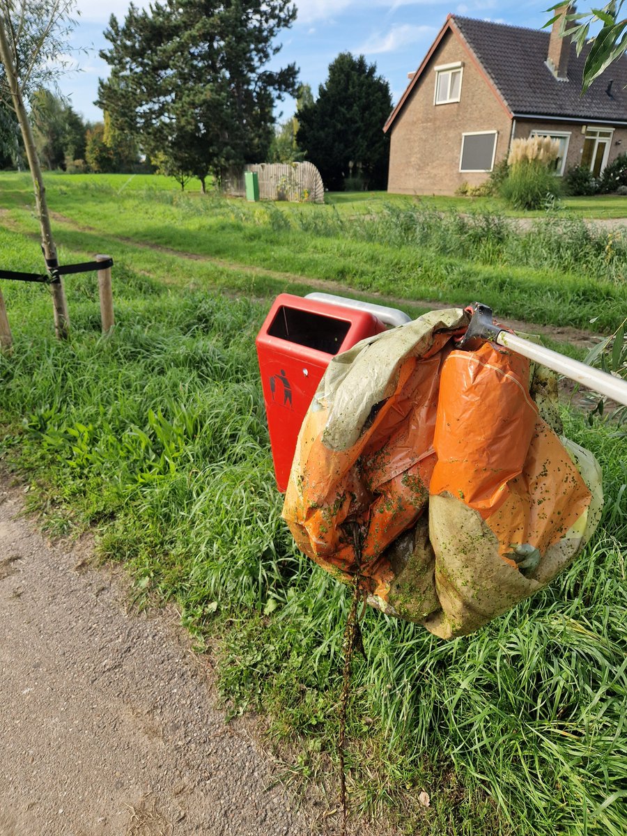 EBS023's tweet photo. Gisteren opweg naar een verjaardag toch wat opmerkelijke dingen tegengekomen. Broodtrommel, drinkfles in de struiken een ballon in de sloot en bierflesjes op het fietspad. Gelukkig had ik het stokkie mee...
#Supportervanschoon #TrashWalking #zwerfie #Poortugaal #Albrandswaard https://t.co/GebVwZF3PB