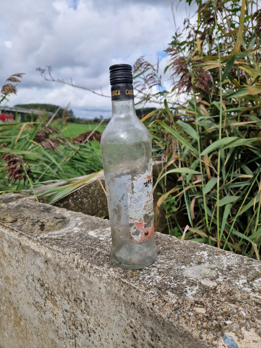 EBS023's tweet photo. Gisteren opweg naar een verjaardag toch wat opmerkelijke dingen tegengekomen. Broodtrommel, drinkfles in de struiken een ballon in de sloot en bierflesjes op het fietspad. Gelukkig had ik het stokkie mee...
#Supportervanschoon #TrashWalking #zwerfie #Poortugaal #Albrandswaard https://t.co/GebVwZF3PB