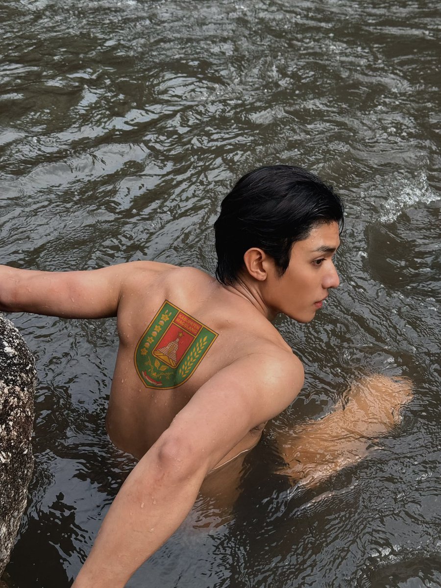 radchaponfate's tweet photo. Yaudah, biar cowokku dengan tato kabupaten Magelangnya yang maju. https://t.co/RoAnS3YCdQ