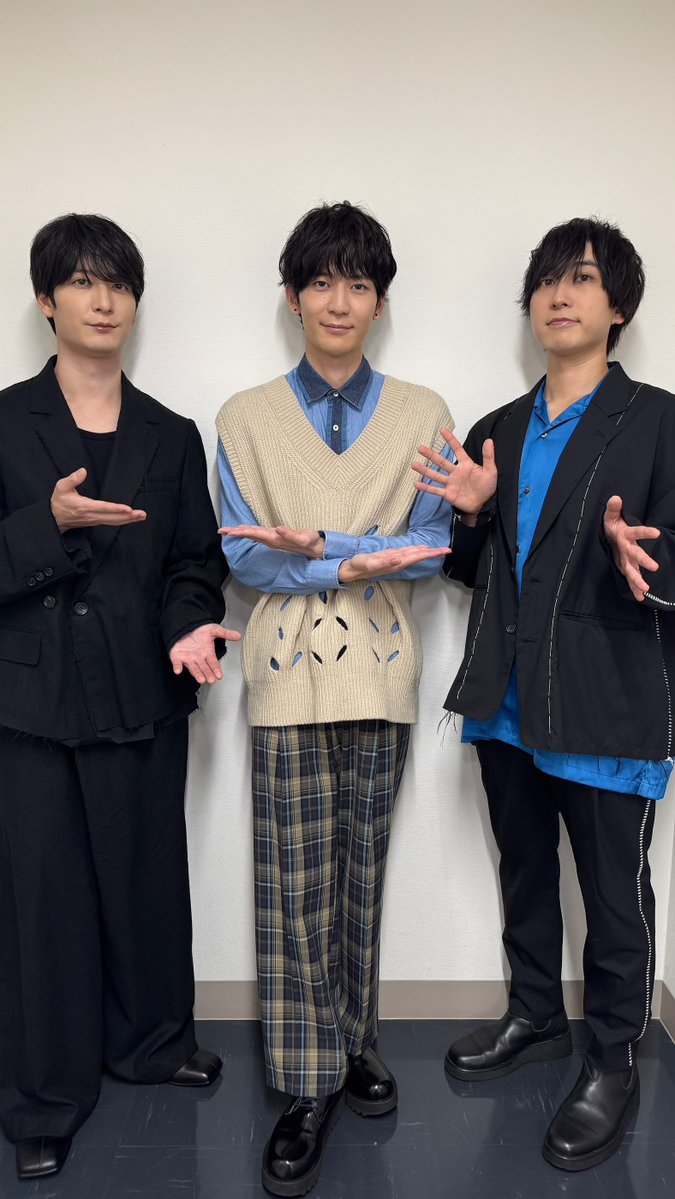 kusunoki_anime's tweet photo. ┈┈┈┈🍃⛩️🍃┈┈┈┈
　#楠木邸 イベント情報
┈┈┈┈🍃⛩️🍃┈┈┈┈

TVアニメ「神の庭付き楠木邸」
Blu-ray&amp;DVD発売記念イベントに
お越し頂いた皆さま、ありがとうございました！

イベント終了後のお三方をお届け🎁

#坂田将吾 #梅原裕一郎 #中島ヨシキ https://t.co/GqlNQxDS1U