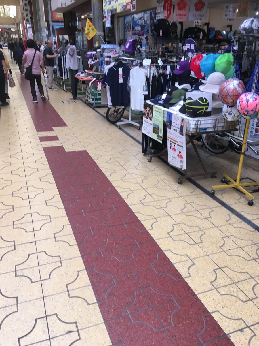 asaokun41's tweet photo. 1枚目栄ドンキ隣
2、3枚目福永君のユニホ買った天理本通り（名古屋で言う大須）
天校は甲子園の試合ある日も4時半に起きてゴミ拾いするそうです　栄なんてポイ捨て禁止の下にゴミ捨てて、福永君が見たらなんて汚い街なんだ名古屋って悲しむのがとても嫌なので、みんなで栄ゴミ拾いしましょ←（強引笑） https://t.co/YbuuFAr4vg