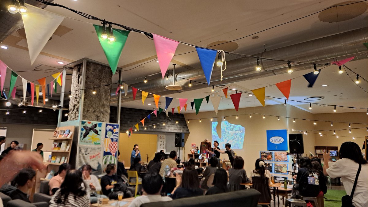 AEDojsn's tweet photo. 古着市も同時開催中。出展ブース対抗？のカラオケ大会が凄い盛り上がってる。歓声を聞きながらビールと羊肉串。気兼ねなく呑み歩きできる休日、いいな、雨もまた良し。 https://t.co/tWxHeTick1