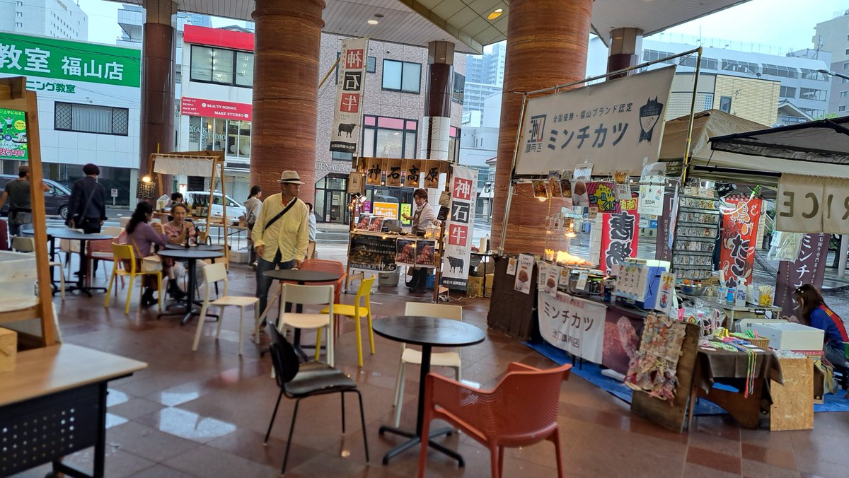 AEDojsn's tweet photo. 古着市も同時開催中。出展ブース対抗？のカラオケ大会が凄い盛り上がってる。歓声を聞きながらビールと羊肉串。気兼ねなく呑み歩きできる休日、いいな、雨もまた良し。 https://t.co/tWxHeTick1