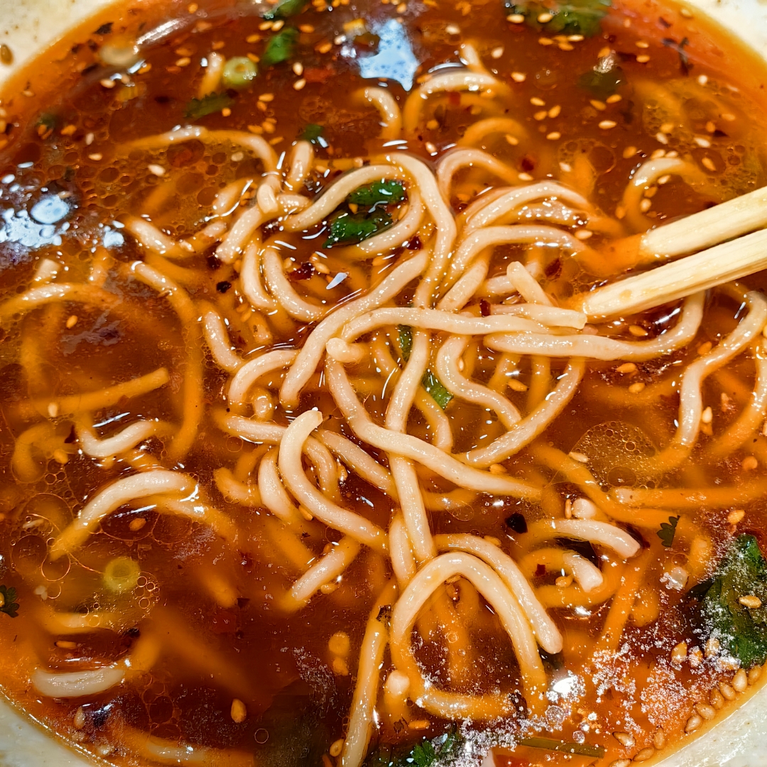 kellyzeus708907's tweet photo. Late-night comfort: a steaming bowl of ramen with soft-boiled egg, crispy nori, and warm miso broth on a wooden counter, soft lamp glow wrapping the small eatery quiet. It’s the little things that fix a tiring day. https://t.co/ld3Qq69d7E