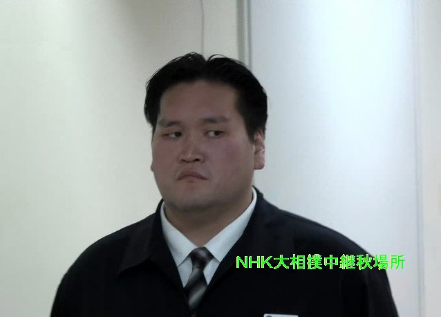 kuru2obake's tweet photo. 伊勢ヶ濱親方（照ノ富士）
①花道奥で熱海富士の取組を見守る　
②熱海富士の負けを見た後の厳しい表情
③モニター前でVTRを待つ横で、熱海富士が礼
（この後、チラッと熱海富士を見る）

〔秋場所千秋楽〕　#sumo https://t.co/zFpp0Z1dfW