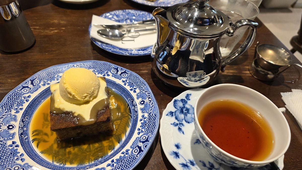 anne90525908's tweet photo. 昨日行ったお店にまた今日も行ってしまった…。
昨日食べたメレンゲのお菓子も今日食べたトフィープディングもすごく美味しかった～☕ https://t.co/MF4d5we1dx