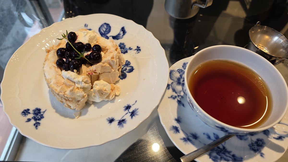 anne90525908's tweet photo. 昨日行ったお店にまた今日も行ってしまった…。
昨日食べたメレンゲのお菓子も今日食べたトフィープディングもすごく美味しかった～☕ https://t.co/MF4d5we1dx