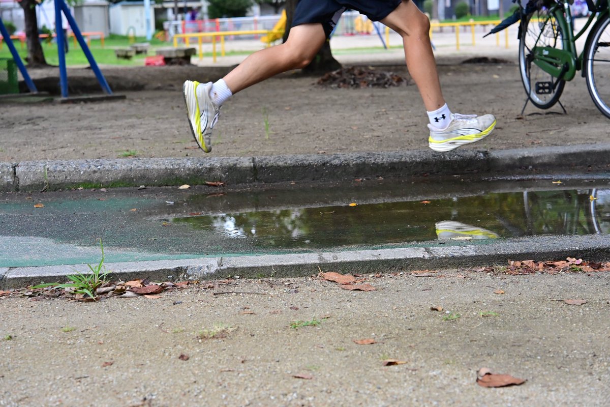 harvenir's tweet photo. 散歩してたら見かけた
雨上がりの水たまりの上を走ってる学生達。

水パシャンした瞬間撮ったろ！と思ってさりげなく構えて待ってたら
みんなジャンプで跨いで行くんかーーーい！！ https://t.co/M38PURYLlb