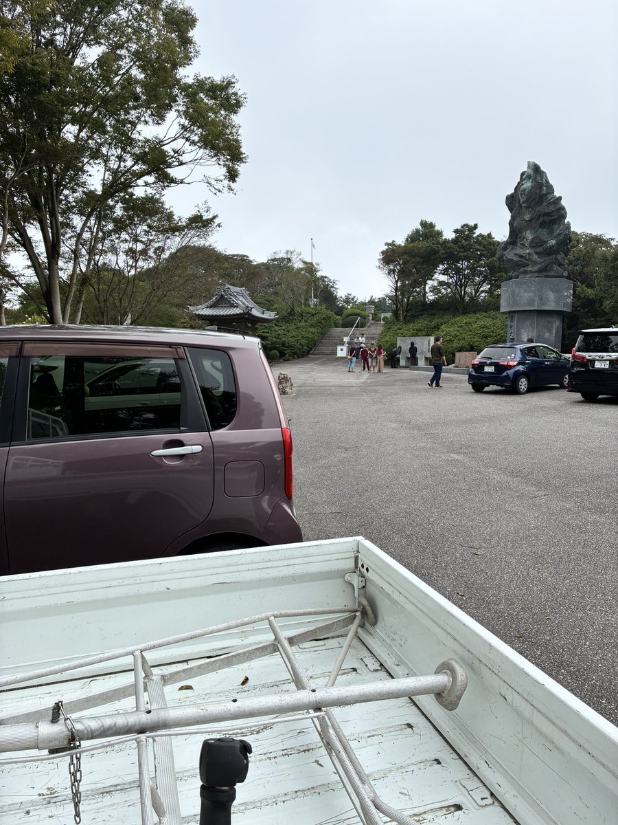 1Asaoka's tweet photo. 三ヶ根山『殉国七士廟』ボランティア
今日は入り口から駐車場までの草刈りをしました。
アジア大会で国旗問題が起こってる台湾の方々が参拝に来ていただけました🙇‍♀️
友好を示して頂いているのに、日本側は国旗持ち込み禁止なんて💢本当に申し訳ないです❗️
#殉国七士廟
#西尾市
#日台友好 https://t.co/lMi9TuqI3u