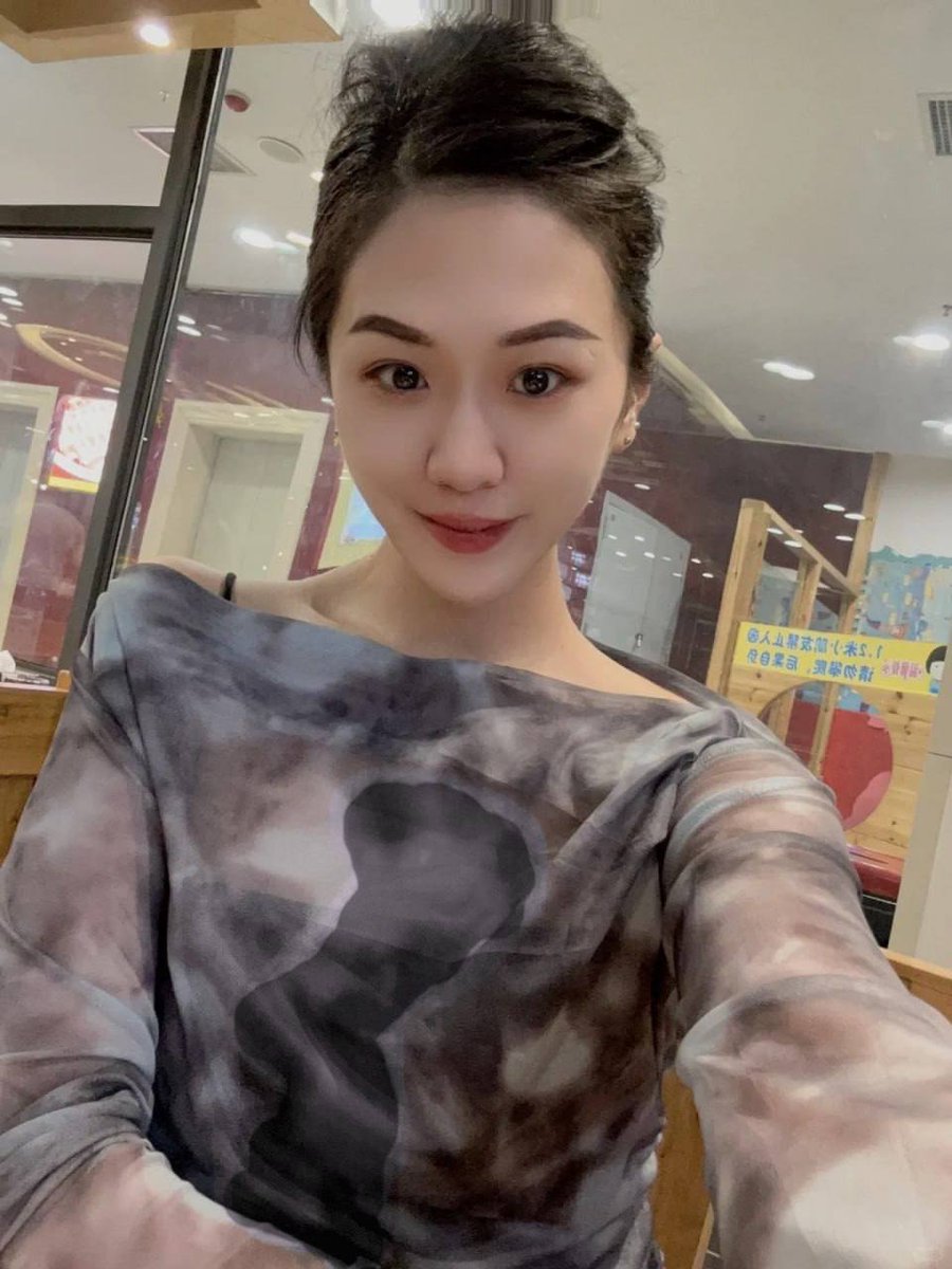 linlin1638's tweet photo. 最近很喜欢不穿内裤的这种小刺激。下班换便服和同事去喝奶茶，他一直盯着我看，直到偷拍了我，我才知道走光了… 

结婚多年，生活和工作都是按部就班，这种偶然间的小意外，往往感觉特别的兴奋。姨不是不想安稳，只是真的想“不安分”一下了…有人报名聊聊天不… https://t.co/F32F9EYQt7