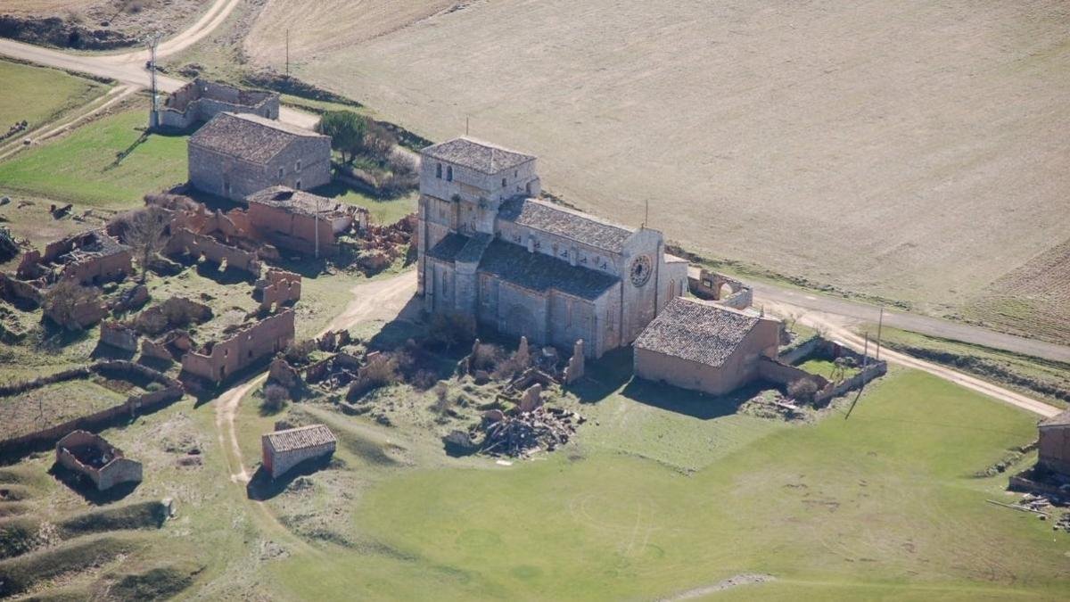 ElCampoAmarillo's tweet photo. En Villamorón, un pueblecito del oeste de Burgos, vive una sola persona según el padrón. Y en mitad de sus casas hay una iglesia tan grande que en la comarca la llaman la Catedral del Páramo. Se ve desde muy lejos, asomando entre los trigales del llano de Villadiego, con una torre tan maciza que parece la de un castillo. De hecho algo de eso tiene, porque en el siglo XIV la subieron y la reforzaron para poder defenderse desde ella.

Es la iglesia de Santiago Apóstol, del siglo XIII, de cuando el gótico empezaba a llegar a Castilla. La hicieron en piedra caliza, con tres naves y unos pilares rodeados de columnas que se parecen mucho a los de la catedral de Burgos, y en la fachada principal le pusieron un rosetón enorme. Fernando Chueca Goitia, que sabía de esto como pocos, la consideraba una de las tres mejores iglesias góticas de la Castilla de su tiempo, junto con la de Villalcázar de Sirga y la de Villamuriel de Cerrato.

Y hay un dato que a mí me dejó bastante sorprendido cuando lo leí. Después de que Fernando III conquistara Córdoba en 1236, allí se levantaron muchas parroquias nuevas, las que hoy se conocen como iglesias fernandinas, y para hacerlas se tomó como modelo precisamente esta de Villamorón. Media Córdoba medieval tiene algo de este pueblo burgalés que casi nadie sabría señalar en un mapa.

Si pasas por la zona, merece la pena desviarse. En los años setenta, cuando el pueblo se fue quedando vacío, la iglesia estuvo a punto de hundirse, y en 1970 se llevaron a Burgos todo lo que tenía dentro, incluido un Cristo gótico de tamaño natural que ahora está en el Museo del Retablo. Si sigue en pie es gracias a la Asociación de Amigos de Villamorón, que se empeñó en restaurarla, y el trabajo les salió tan bien que en 2024 quedaron finalistas en unos premios europeos de patrimonio religioso. En verano suelen abrirla algunos fines de semana.
