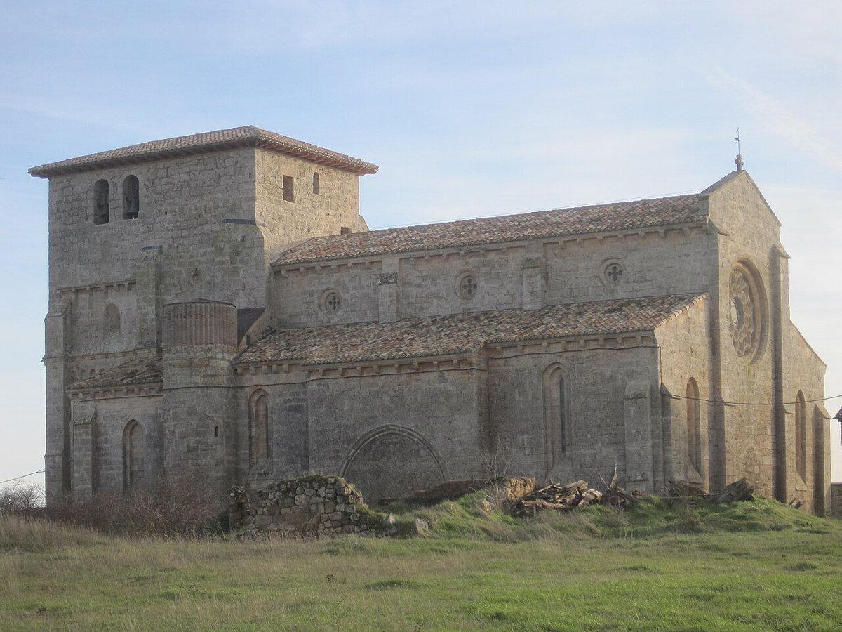 ElCampoAmarillo's tweet photo. En Villamorón, un pueblecito del oeste de Burgos, vive una sola persona según el padrón. Y en mitad de sus casas hay una iglesia tan grande que en la comarca la llaman la Catedral del Páramo. Se ve desde muy lejos, asomando entre los trigales del llano de Villadiego, con una torre tan maciza que parece la de un castillo. De hecho algo de eso tiene, porque en el siglo XIV la subieron y la reforzaron para poder defenderse desde ella.

Es la iglesia de Santiago Apóstol, del siglo XIII, de cuando el gótico empezaba a llegar a Castilla. La hicieron en piedra caliza, con tres naves y unos pilares rodeados de columnas que se parecen mucho a los de la catedral de Burgos, y en la fachada principal le pusieron un rosetón enorme. Fernando Chueca Goitia, que sabía de esto como pocos, la consideraba una de las tres mejores iglesias góticas de la Castilla de su tiempo, junto con la de Villalcázar de Sirga y la de Villamuriel de Cerrato.

Y hay un dato que a mí me dejó bastante sorprendido cuando lo leí. Después de que Fernando III conquistara Córdoba en 1236, allí se levantaron muchas parroquias nuevas, las que hoy se conocen como iglesias fernandinas, y para hacerlas se tomó como modelo precisamente esta de Villamorón. Media Córdoba medieval tiene algo de este pueblo burgalés que casi nadie sabría señalar en un mapa.

Si pasas por la zona, merece la pena desviarse. En los años setenta, cuando el pueblo se fue quedando vacío, la iglesia estuvo a punto de hundirse, y en 1970 se llevaron a Burgos todo lo que tenía dentro, incluido un Cristo gótico de tamaño natural que ahora está en el Museo del Retablo. Si sigue en pie es gracias a la Asociación de Amigos de Villamorón, que se empeñó en restaurarla, y el trabajo les salió tan bien que en 2024 quedaron finalistas en unos premios europeos de patrimonio religioso. En verano suelen abrirla algunos fines de semana.