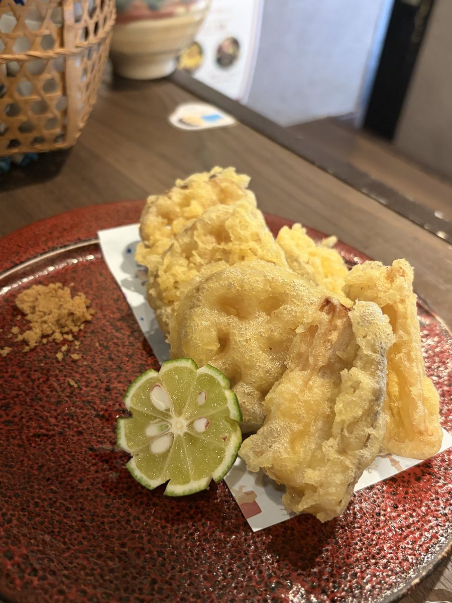 hirokiueeda's tweet photo. 昨日は満席ありがとうございました！

加賀美人レンコンの天ぷらです。
無農薬で丁寧に育てられた超旨いレンコンです。
自家製のおでん出汁塩をチョンとつけて
スダチを絞ってごらんなさいよ！

本日は
外でゴジラとキングギドラが取っ組み合いしてるのかと思うくらいお席空いてます。 https://t.co/C5pd16v3kf