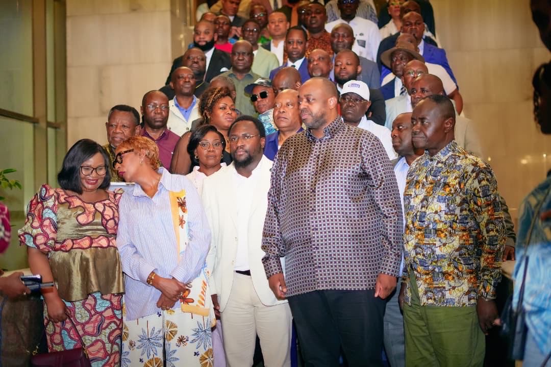 desirtshimbeko1's tweet photo. Kinshasa, samedi 26 septembre 2026.

La Plateforme électorale et politique, Alliance des Acteurs Attachés au Peuple (PEP-AAAP) s’est réunie ce samedi 26 septembre 2026, sous la présidence de son Autorité morale, Tony Kanku Shiku, Haut Représentant du Chef de l’État.
Au cours de cette rencontre, la PEP-AAAP a réaffirmé son soutien au Président de la République, Chef de l’État, et annoncé son engagement en faveur d’une adhésion massive aux prochaines consultations populaires, présentées comme un prélude au dialogue national.

À cette occasion, la plateforme a identifié plusieurs objectifs qu’elle considère comme prioritaires dans le cadre du dialogue national et du processus de refondation de l’État.

Pour la PEP-AAAP, la paix demeure le préalable fondamental à la réussite de ces assises. À ce titre, elle considère comme premier objectif la recherche de solutions permettant de mettre fin à l’agression rwandaise ainsi qu’aux atrocités commises par les groupes armés et terroristes dans l’Est de la République démocratique du Congo.
Le deuxième objectif retenu concerne l’évaluation de la gouvernance publique du pays, que la PEP-AAAP considère comme un levier essentiel pour favoriser le décollage socio-économique de la RDC.
Déterminée à jouer pleinement sa partition dans ce rendez-vous national, la PEP-AAAP a, par ailleurs, institué une commission ad hoc chargée d’élaborer et de formuler des contributions devant concourir à la réussite du dialogue national.

CellCom  @MuadiLaeticia @liliane_tshiama @drackNgoy4 @tresorkanda2