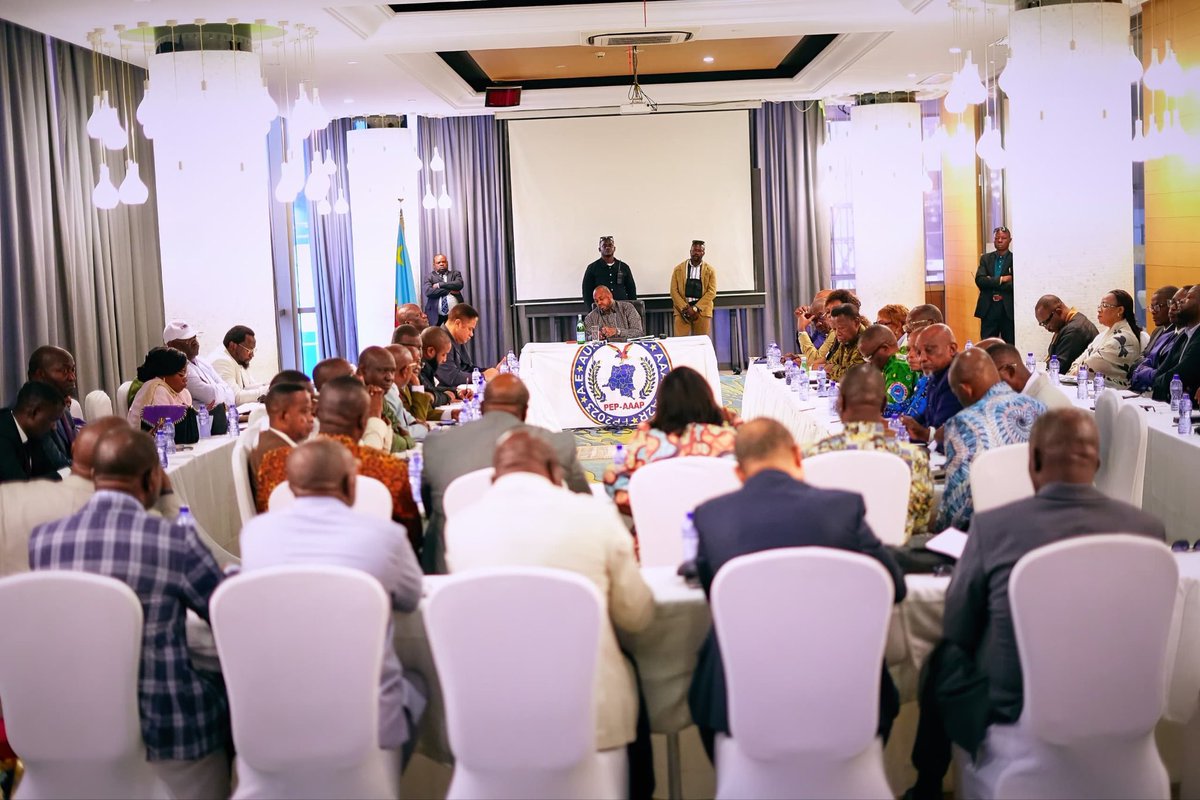 desirtshimbeko1's tweet photo. Kinshasa, samedi 26 septembre 2026.

La Plateforme électorale et politique, Alliance des Acteurs Attachés au Peuple (PEP-AAAP) s’est réunie ce samedi 26 septembre 2026, sous la présidence de son Autorité morale, Tony Kanku Shiku, Haut Représentant du Chef de l’État.
Au cours de cette rencontre, la PEP-AAAP a réaffirmé son soutien au Président de la République, Chef de l’État, et annoncé son engagement en faveur d’une adhésion massive aux prochaines consultations populaires, présentées comme un prélude au dialogue national.

À cette occasion, la plateforme a identifié plusieurs objectifs qu’elle considère comme prioritaires dans le cadre du dialogue national et du processus de refondation de l’État.

Pour la PEP-AAAP, la paix demeure le préalable fondamental à la réussite de ces assises. À ce titre, elle considère comme premier objectif la recherche de solutions permettant de mettre fin à l’agression rwandaise ainsi qu’aux atrocités commises par les groupes armés et terroristes dans l’Est de la République démocratique du Congo.
Le deuxième objectif retenu concerne l’évaluation de la gouvernance publique du pays, que la PEP-AAAP considère comme un levier essentiel pour favoriser le décollage socio-économique de la RDC.
Déterminée à jouer pleinement sa partition dans ce rendez-vous national, la PEP-AAAP a, par ailleurs, institué une commission ad hoc chargée d’élaborer et de formuler des contributions devant concourir à la réussite du dialogue national.

CellCom  @MuadiLaeticia @liliane_tshiama @drackNgoy4 @tresorkanda2
