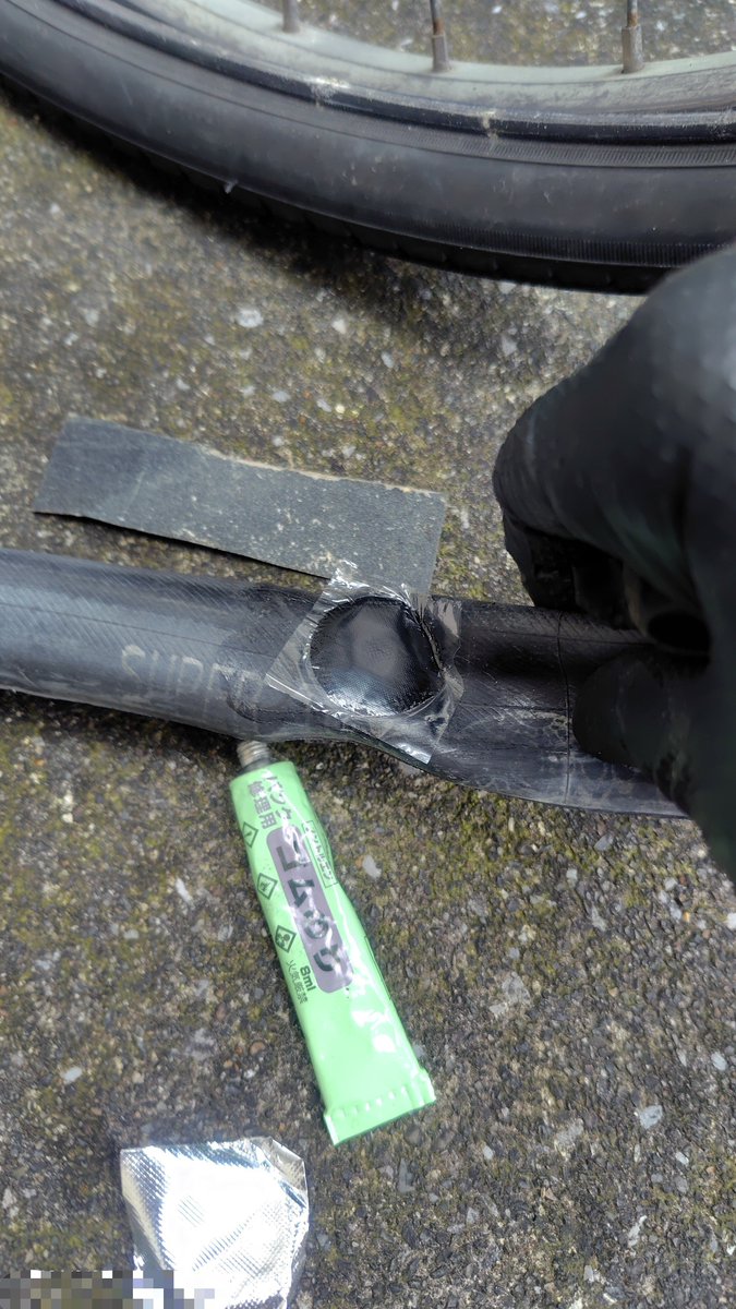 deokoma's tweet photo. 朝ライド出ようと思ったらかみさんから通勤用の電動アシスト自転車がパンクしてるから治せと。。
イヤイヤ昨日言ってくれよ！雨で外に出ないんだから！
久々にゴム糊とパッチで補修(ロードだとチューブ換えちゃうから)
入間アウトレットで寿製麺よしかわの醤油ラーメン https://t.co/PGYypmlgRs