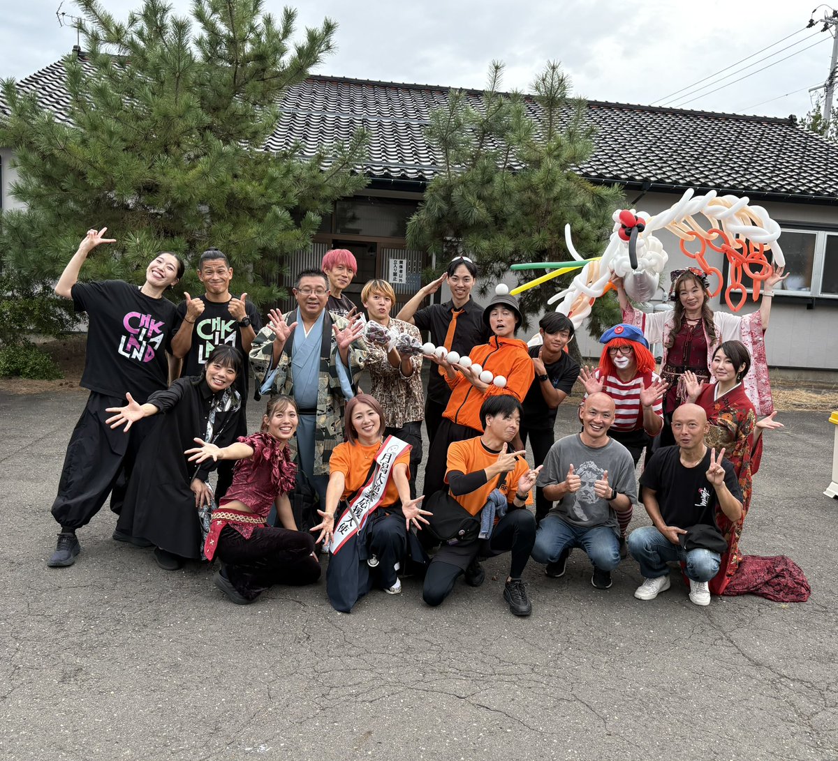 hito_saito's tweet photo. 第28回
月潟大道芸フェスティバル
お越しいただき
ありがとうございました🙇‍♀️

12組のパフォーマーの皆さま
盛り上げていただき感謝いたします😭👏また、月潟にお越しください😌

ひとみんと一緒に回ってくれた
みさ&amp;ゆう
ありがとう🫶

取り急ぎ、お礼まで🙏
#月潟大道芸フェスティバル https://t.co/uR3XkvQGEI