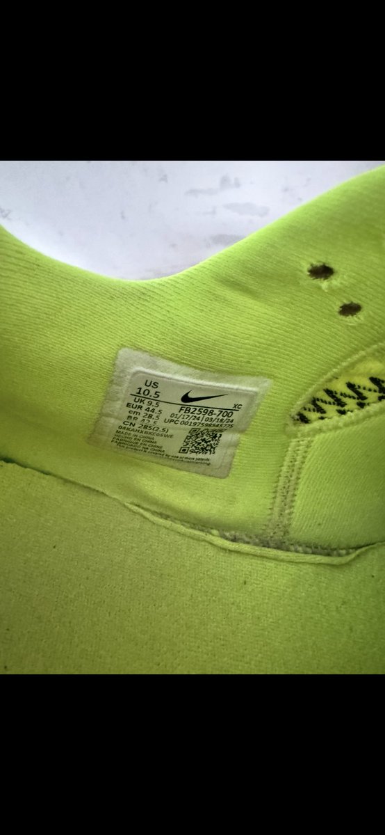JackS73051's tweet photo. 一个初中生弟弟的Nike GT球鞋，每天上下学都穿这双，他本人长得蛮帅的，味道也很棒😋鞋垫已经被穿的印记清晰了#球鞋#原味#扫楼 https://t.co/iamJJxL8ni