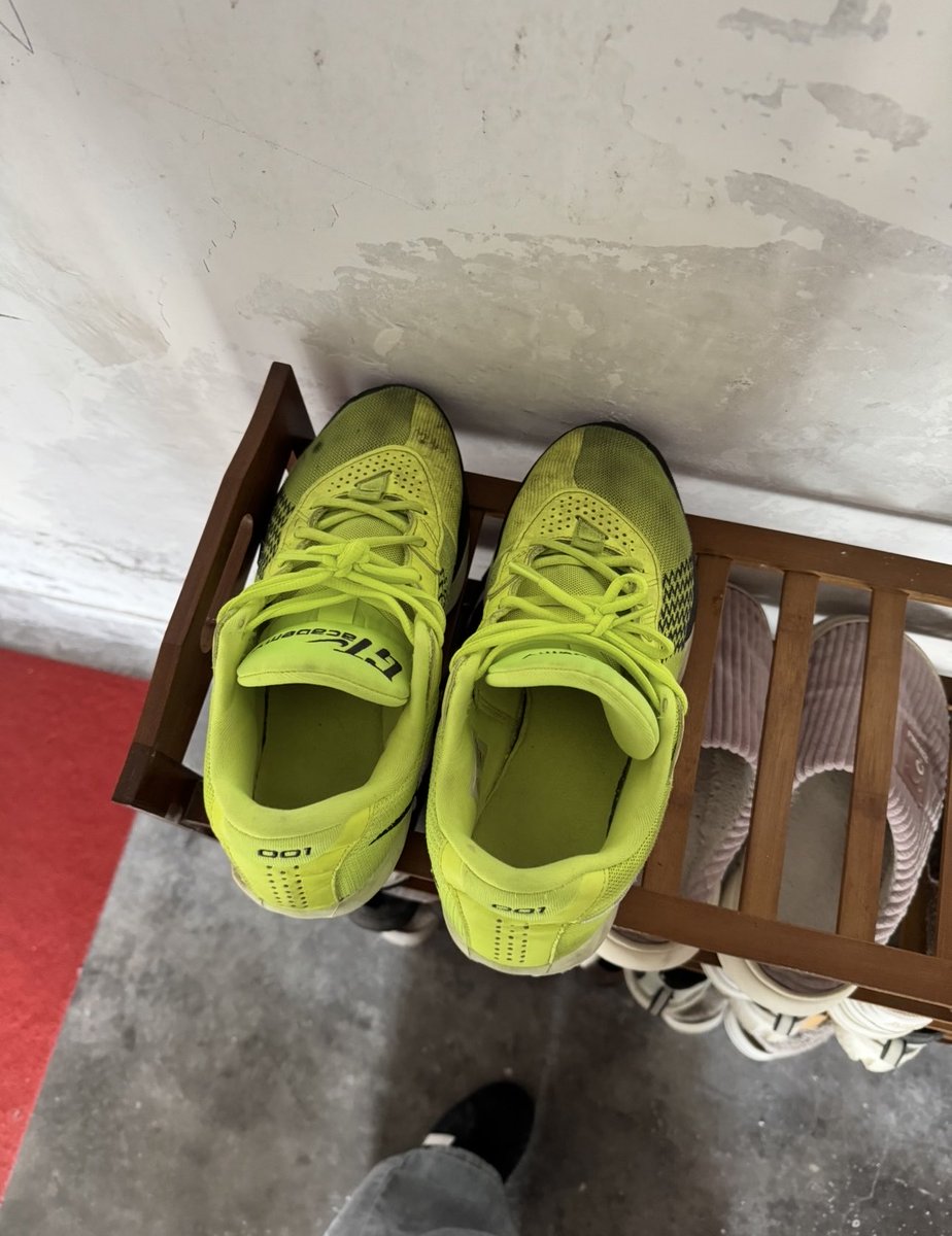 JackS73051's tweet photo. 一个初中生弟弟的Nike GT球鞋，每天上下学都穿这双，他本人长得蛮帅的，味道也很棒😋鞋垫已经被穿的印记清晰了#球鞋#原味#扫楼 https://t.co/iamJJxL8ni