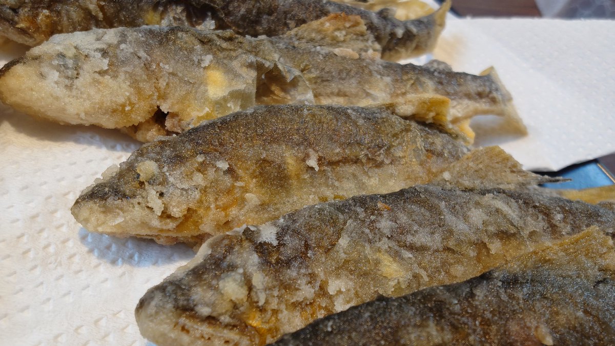 fuku___chan's tweet photo. お隣さんから貰った鮎をそのまま唐揚げにした。 https://t.co/O5NBctPKuZ