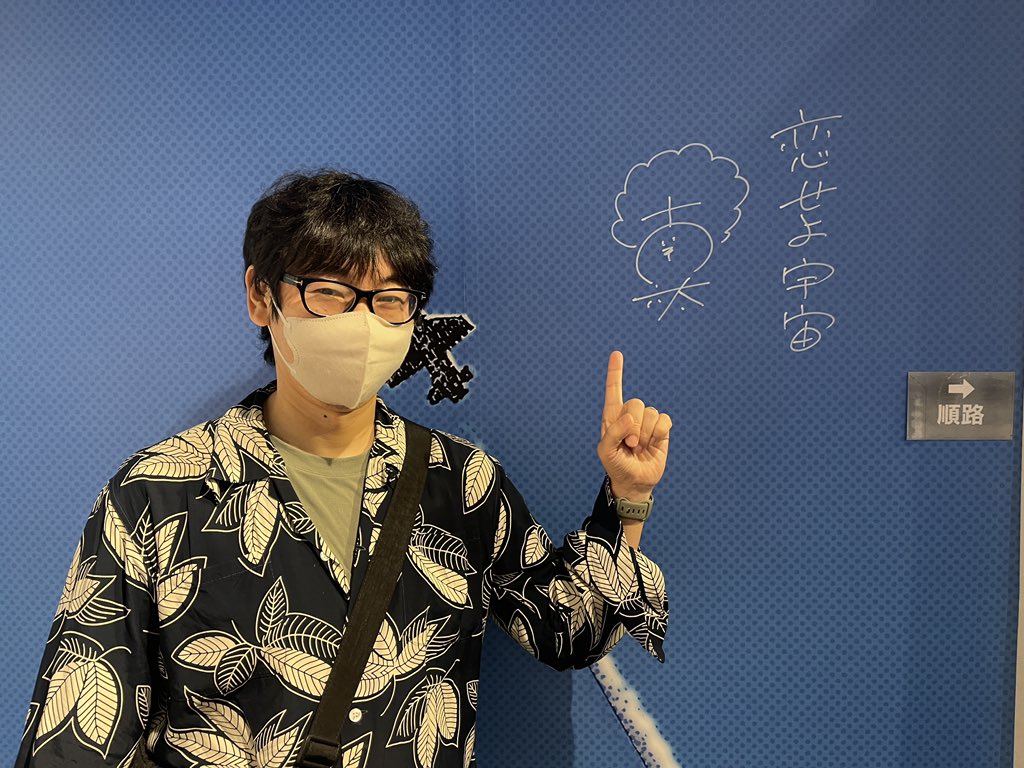 uchu_kyodai's tweet photo. 宇宙兄弟展「完結：」の会場の壁3か所に、小山さんが直筆でイラストとサインを描きました🚀
会期は残り1週間です。会場に行かれる方は、探してみてください！

行けない方もいらっしゃると思うので、動画と写真をアップします⭐️ @uchukyodaiten https://t.co/QoBgTsevyQ