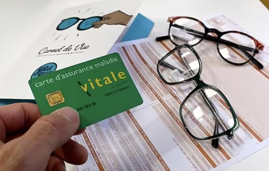 75secondes's tweet photo. 💸FRAUDE À L'OPTIQUE : UNE ESCROQUERIE ESTIMÉE À PLUSIEURS DIZAINES DE MILLIONS D'EUROS DÉMANTELÉE EN ÎLE-DE-FRANCE

C'est un coup de filet majeur contre le pillage de la Sécurité sociale et des mutuelles. 

Après des mois d'investigations menées par l'Office central de lutte contre le travail illégal (OCLTI), la justice a mis au jour un vaste réseau frauduleux associant opticiens indépendants et ophtalmologues complices en région parisienne.

Le système reposait sur des ordonnances de complaisance ou fictives, gonflant artificiellement les corrections visuelles pour déclencher des remboursements maximaux et offrir aux clients des montures de luxe ou des lunettes solaires sans reste à charge. 

Si le préjudice direct s'élève à 12 millions d'euros par an pour les mutuelles lésées, la fraude globale pourrait approcher 250 millions d'euros sur trois ans à l'échelle du bassin parisien. 

Au total, 22 prévenus dont dix opticiens, deux médecins et plusieurs dirigeants de centres de soins seront jugés du 3 au 15 juin 2027 devant le tribunal correctionnel de Paris pour escroquerie en bande organisée, risquant jusqu'à dix ans de prison.

🗞️ https://t.co/G9x7ulb03Q