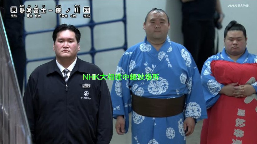 kuru2obake's tweet photo. 伊勢ヶ濱親方（照ノ富士）
①花道奥で熱海富士の取組を見守る　
②熱海富士の負けを見た後の厳しい表情
③モニター前でVTRを待つ横で、熱海富士が礼
（この後、チラッと熱海富士を見る）

〔秋場所千秋楽〕　#sumo https://t.co/zFpp0Z1dfW