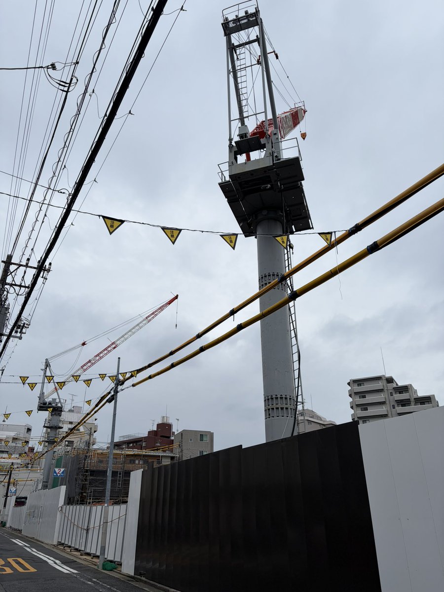 condominiumer's tweet photo. TC2基で躯体構築が進むジオ学芸大学

現地に行くと相当広い。環七にはギリギリ面しておらず一歩入った土地で、この広さで3階建。

低層だが、最上階からは六本木・渋谷・恵比寿辺りの高層ビル群が望める住戸ありそう https://t.co/y1F1kpdXm0