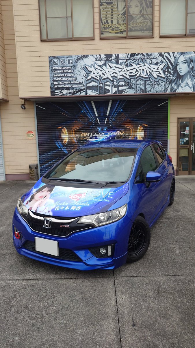 bzosada's tweet photo. 舞香さんボンネット2026ver.
今年も同じくアートファクトリー様にて施工していただきました！
毎回やらさせていただけて舞香さんにはほんと感謝です
1年間またよろしくお願い致します！
＃イコラブ
＃アートファクトリー https://t.co/wcIEvgH1EP