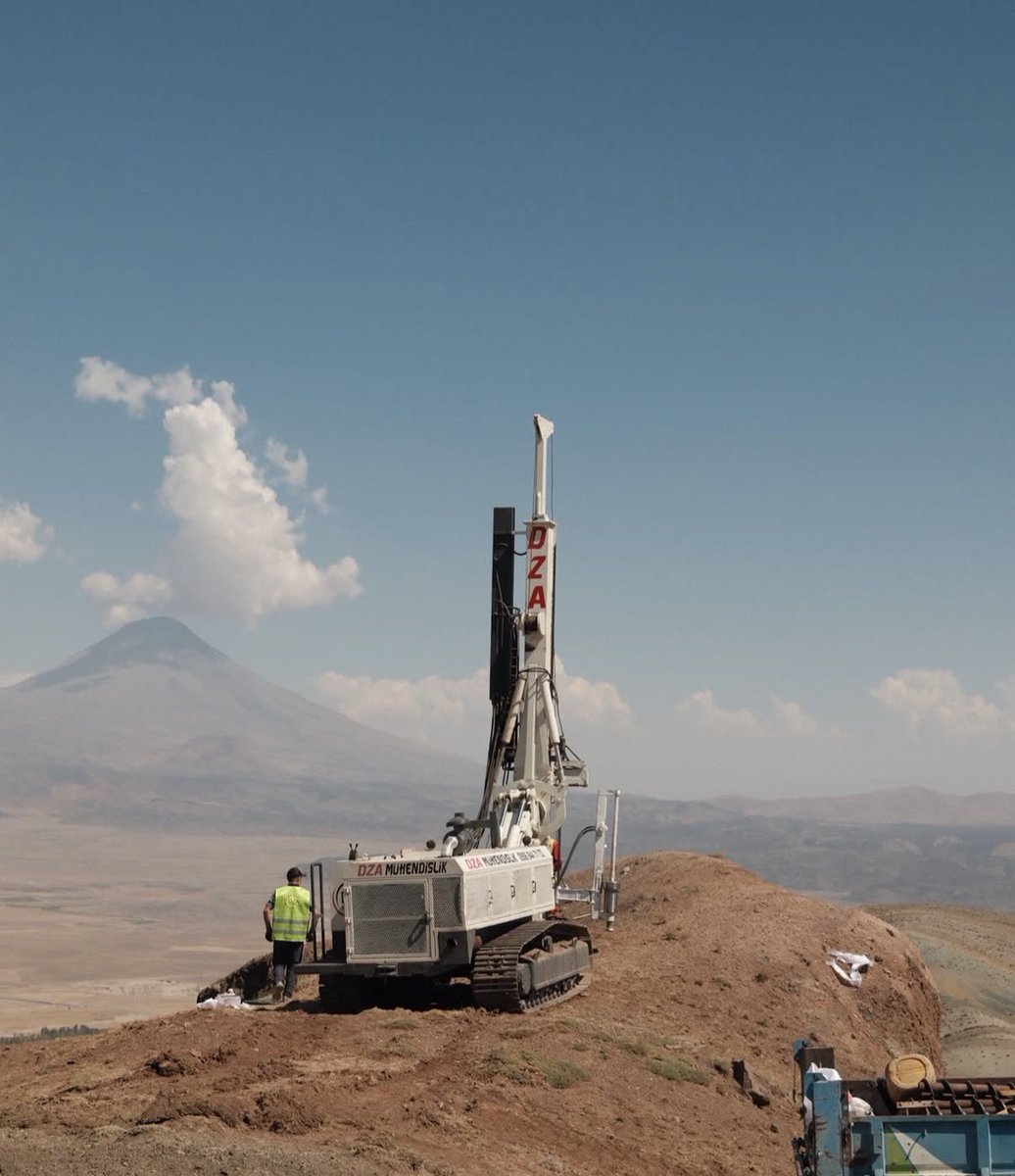 KeLebegindansi's tweet photo. Ağrı Dağı’nda (Ararat) Amerikalıların da peşine düştüğü o kadim sır gün yüzüne çıkıyor: Radar sinyalleri kan dondurdu; 6 metre derinde güverte, tüneller, odalar… 

Durupınar formasyonu bize bir şey anlatıyor.

Tevrat, İncil ve Kur’an’daki Nuh Tufanı bir masal değildi. 4500 yıldır toprağın altında bekleyen o gemi, insanlığın en ürkütücü sırrını açığa çıkarmak üzere.