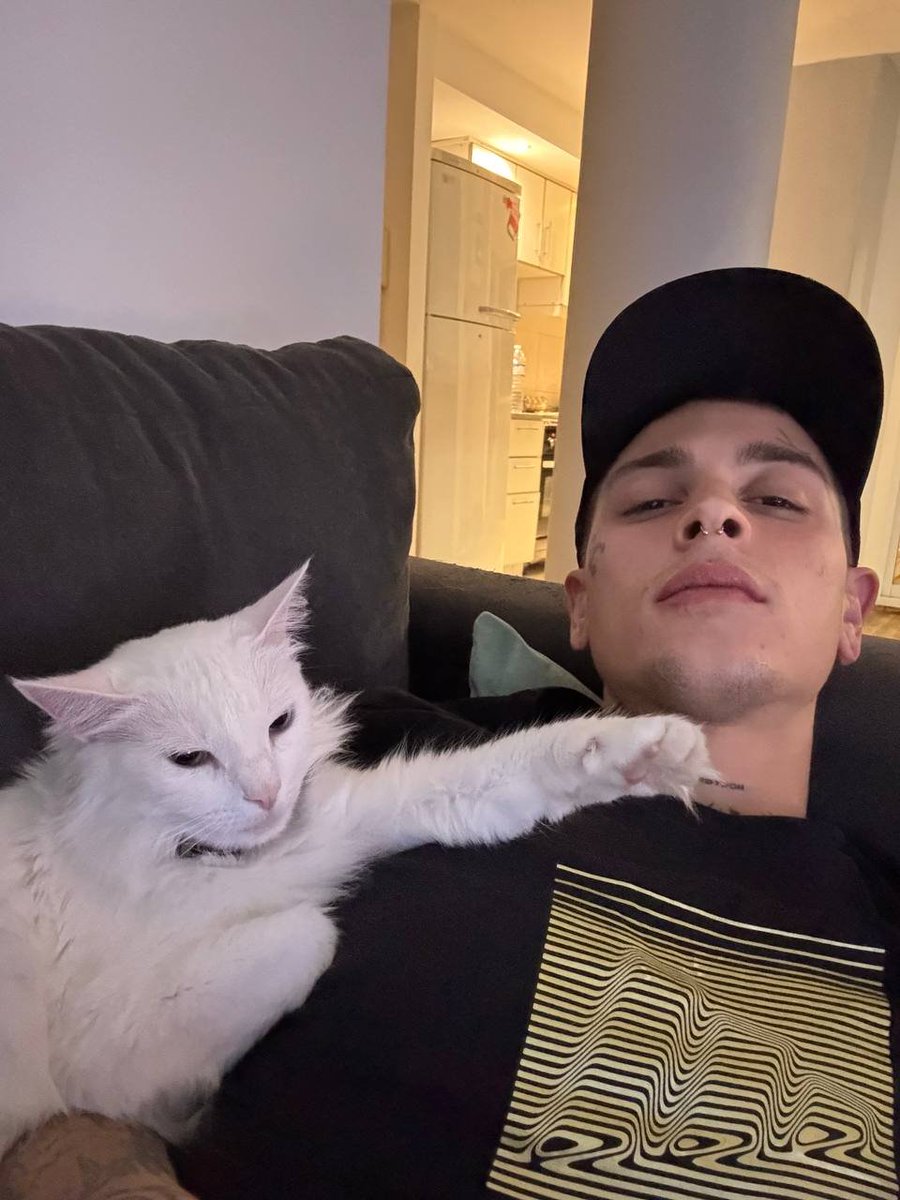 Leviybes's tweet photo. Sunday bonding with my white cat. https://t.co/bIO50zJMIT