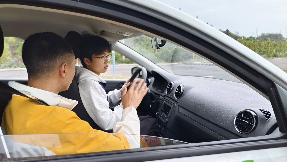 SheronCaruecn's tweet photo. Mi primera clase de conducción hoy! Temblaba un poco al volante, pero el instructor es súper paciente — quiero aprobar el examen pronto! https://t.co/FQunw6gjNt