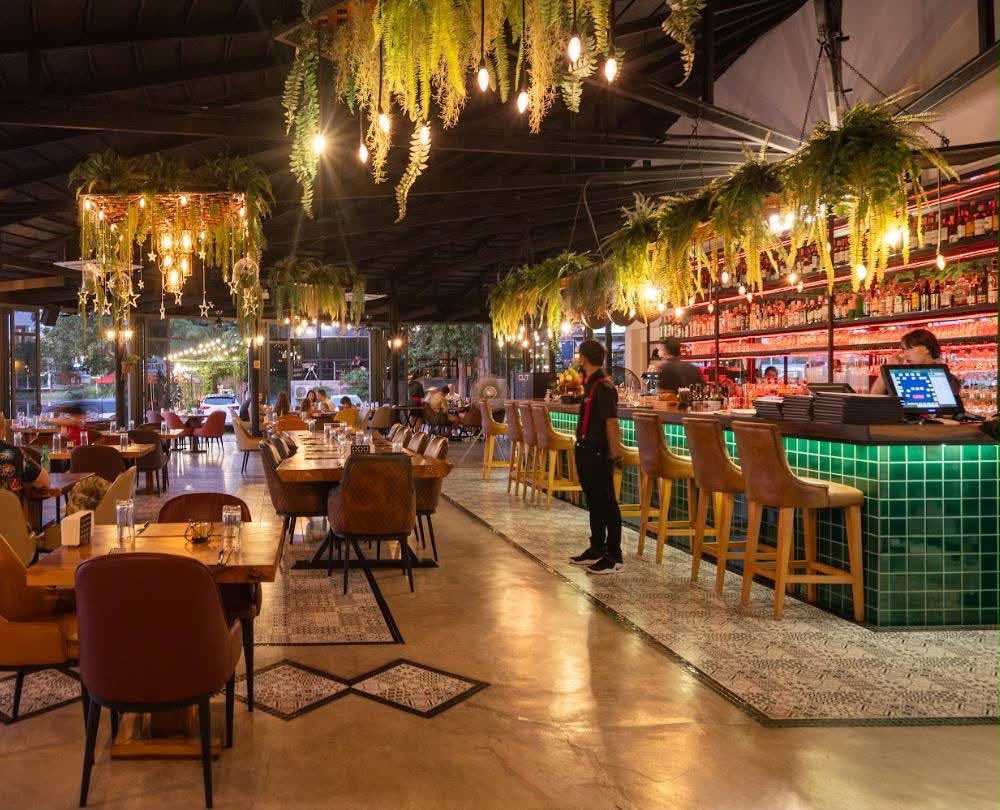 saudi_thai's tweet photo. من الأماكن الجميلة في بوكيت 🇹🇭

مطعم 🍽️ CUT Grill &amp; Lounge 
بإطلالة على البحيرة، ويقدم تشكيلة من المأكولات التركية واللحوم 🥩 
بالإضافة إلى المأكولات التايلاندية 🇹🇭

📍 Boat Avenue | Phuket
احفظها لرحلتك القادمة 🇹🇭🤍 https://t.co/G4ytucMWwA