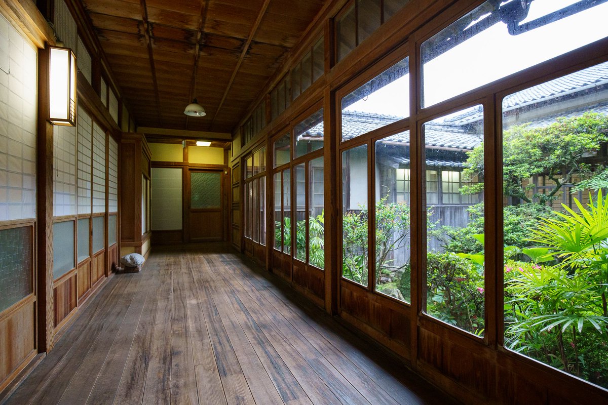 kunio_miracle's tweet photo. 一度は閉業して売りに出されていた天草の白磯旅館が、また泊まれるようになったと人づてに聞いてガチで嬉しい
閉じる前に一度泊まったことはあったが、当時も和洋ともに立派で大変見ごたえがあったと記憶
しかもQ＆A見てたら一人泊もできるようになったみたい
いいねいいね
https://t.co/flx1PGVcZE https://t.co/0No1swfxHD