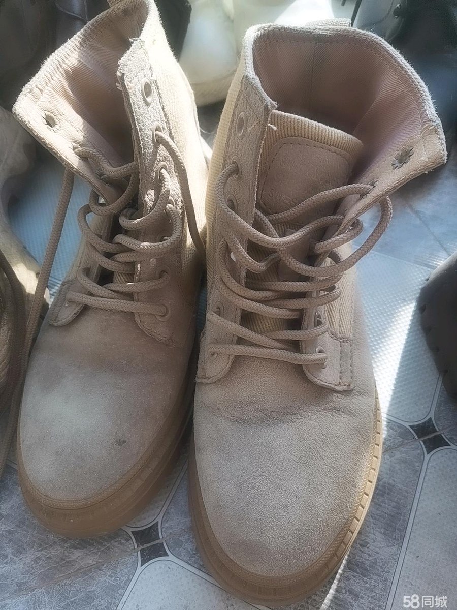 johnpaul869598's tweet photo. Woke up to find my old work shoes (the ones that gave me blisters every day) finally fit as well as my new ones. Small wins hit different!， https://t.co/ONehYr3Cbt
