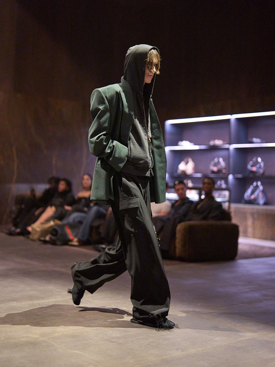 gucci's tweet photo. RUNWAY DETAILS 

Discover more https://t.co/yglRkkwGzF

#GucciTheStoreShow https://t.co/hHUDmL1huY