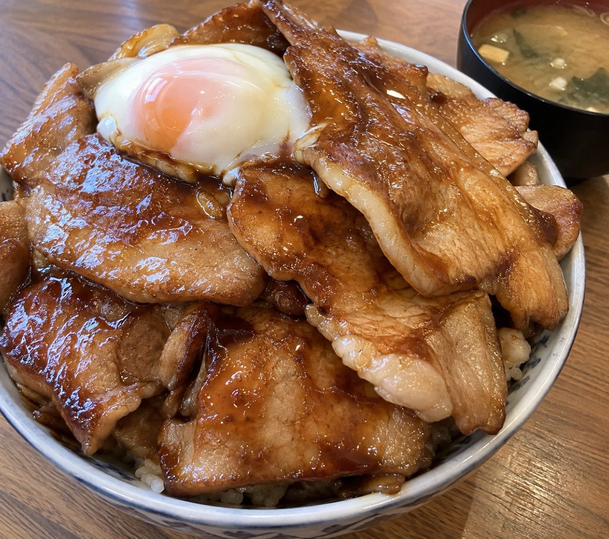pedrolosada1's tweet photo. 半額肉で作った原価1杯215円の豚ロース丼。 https://t.co/0wXdzW7p9a