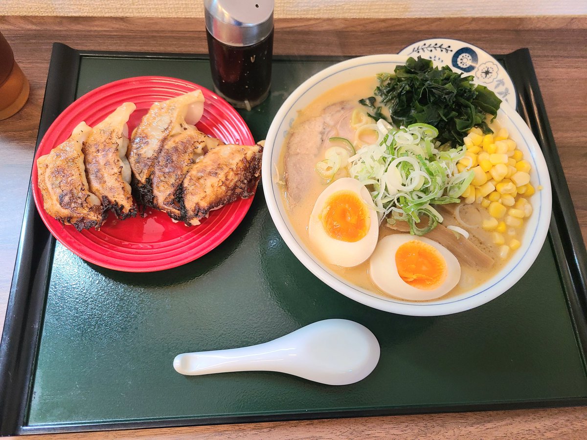 ba1daeovCIBQLnD's tweet photo. 今日は休日なので

レンタカーで弘前方面へ
煮干しラーメン🍜の味噌味食べてきましたよ✨

後は道の駅でジェラード🍦食べて
スッキリ😉

また明日から仕事なので
何とか青森で踏ん張ってきます👋😃

ハマスタは行かれないので
勝利を✨ https://t.co/sDWREA6IXR