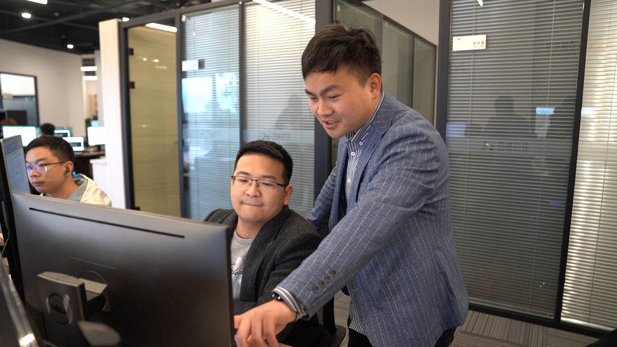 hunglevi889262's tweet photo. [Spent 10 mins explaining "work smarter not harder" to my intern… only to find they had already finished the whole project while I was rambling. Facepalm but low-key impressed ]， https://t.co/vVdL8isKXC