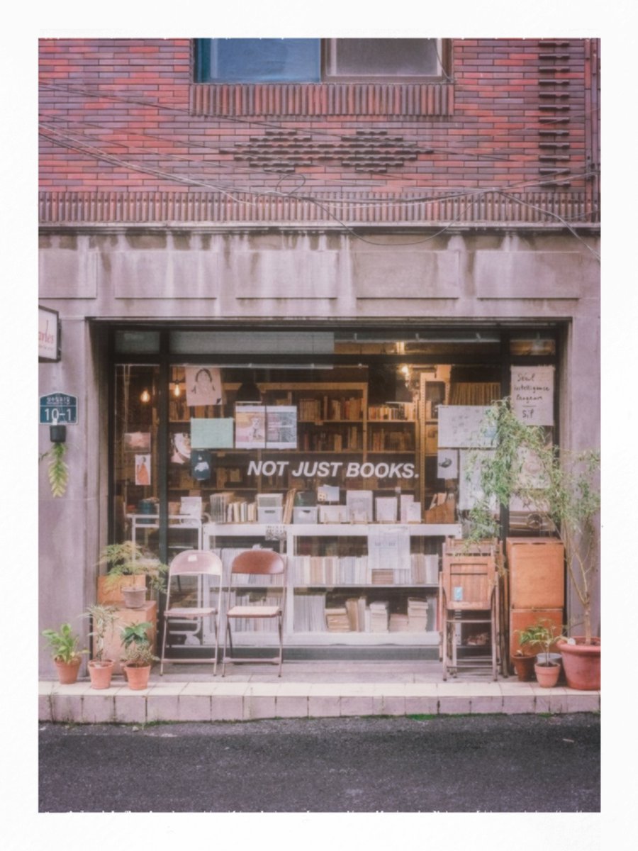 BaraBaskaraa_'s tweet photo. 📍Atelir Kudyavka, SCBD Jakarta selatan.

Mampir ke toko buku yg gatau kalo minggu tutup. Ini pasti yg punya wibu banget deh soalnya namanya aja Kudyavka. A lil bit special, so i took it with my Hasselblad too https://t.co/jrw21QAkZS