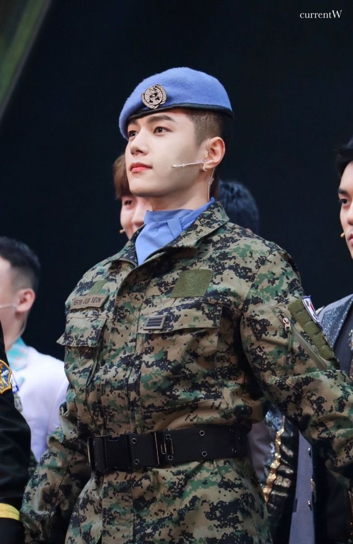 blackxxxkl's tweet photo. 아무리 잘생긴 남돌이라도 군대가면 포동포동해지던데 코쪼 개열심히 해서 얼굴 그대로인데다 
이 남자 까까머리 볼 사람 존커 https://t.co/5sAUsoeyhQ