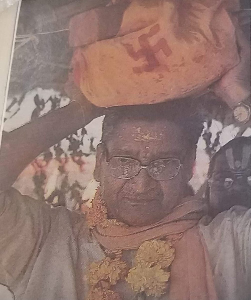 pallavict's tweet photo. These visuals of #AshokSinghal ji are not photos; they are permanent pictures deep in the hearts of all us Rambhakts 🙏🙏
Ashok Singhalji, his head bleeding from a lathi charge, defiantly leading the kar Sevaks at Ayodhya, was a defining image of the Ram Janmabhoomi movt
Every brick of Ayodhya Dham Ram Mandir tells the story of a great sacrifice 🙏🙏
They will always remind us of the numerous sacrifices by many Kar sevaks to reclaim a 500 year old heritage 🙏🙏
Now, as our 500 year old dream has been completed, let’s pay a tribute to the man who was at the forefront of reclaiming the legacy, the man who literally gave his blood, sweat & tears to the Ram Janmbhoomi movt - the late VHP Adhyaksh Ashok Singhal ji on his jayanti 🙏🙏
Koti Koti Naman to Ashok Singhal ji on his janmadin 🙏🙏
Jai Sri Ram 🙏🙏
#AshokSinghalJayanti 🙏🙏